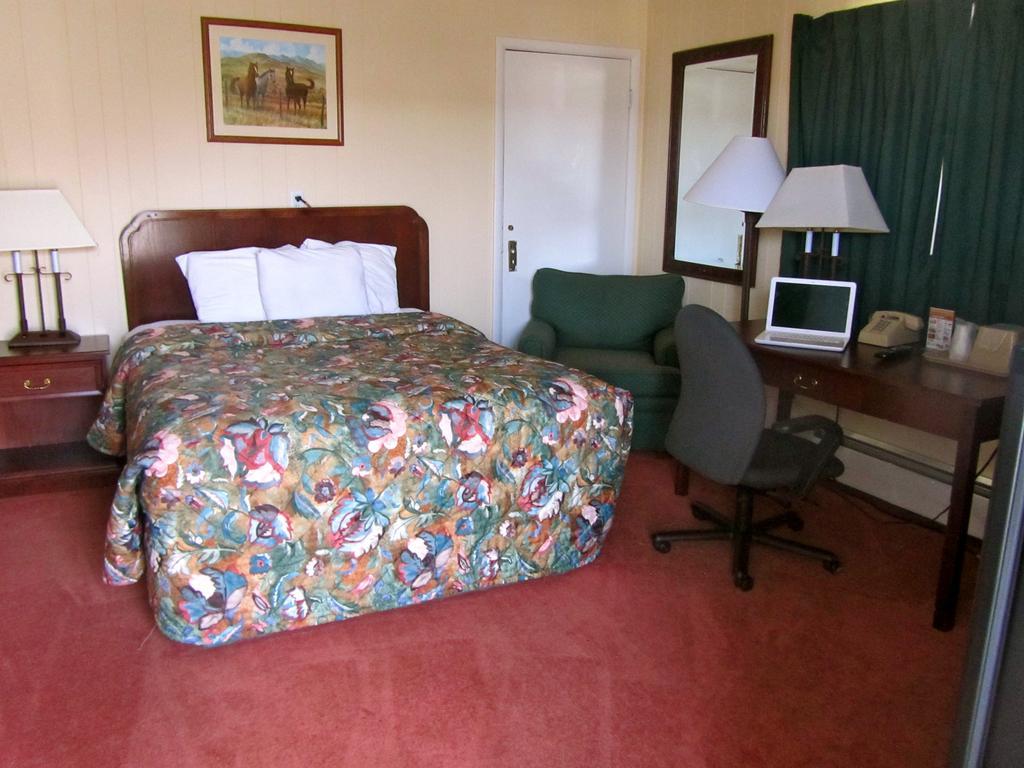 Arrowhead Motel Gillette Room photo