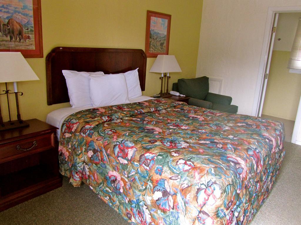 Arrowhead Motel Gillette Room photo