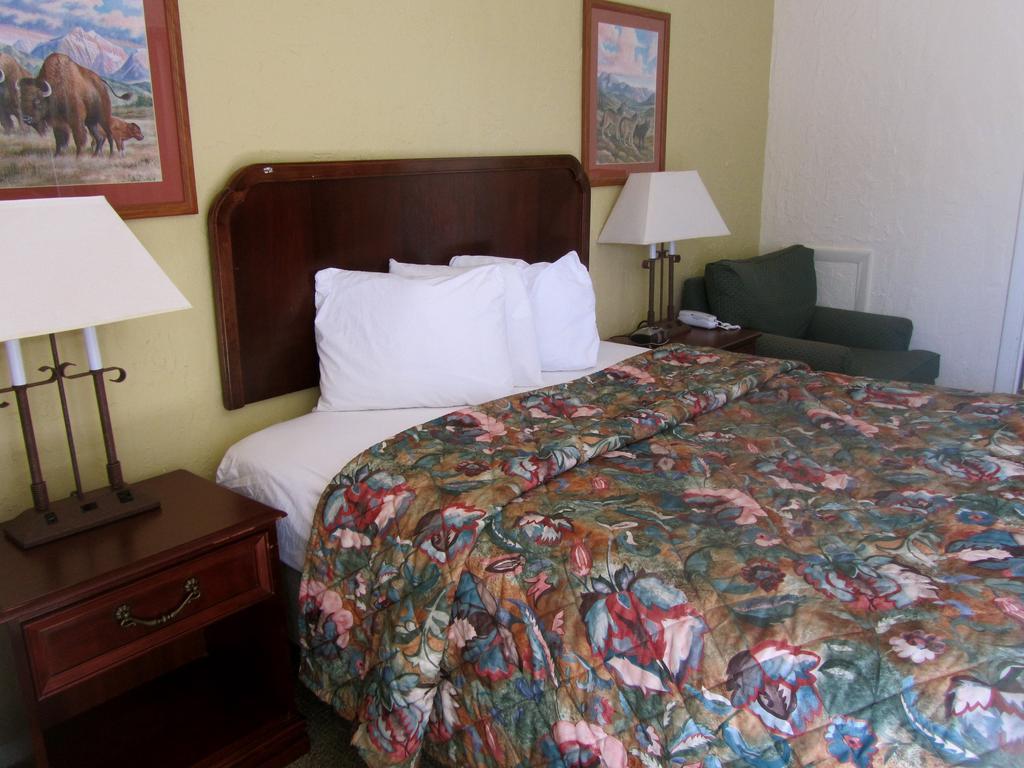 Arrowhead Motel Gillette Room photo