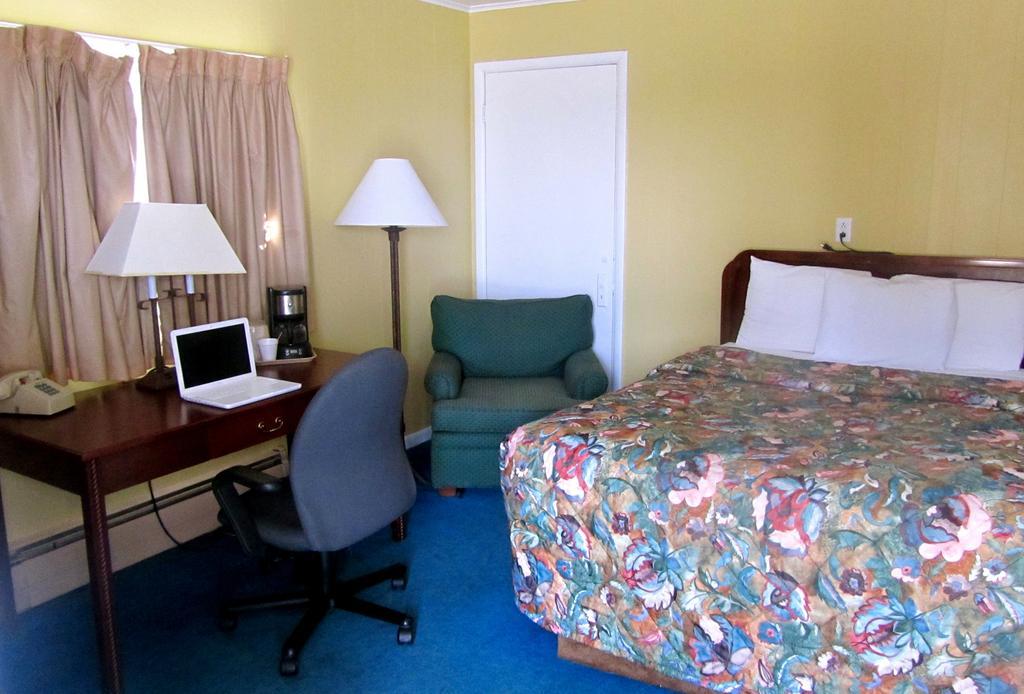 Arrowhead Motel Gillette Room photo